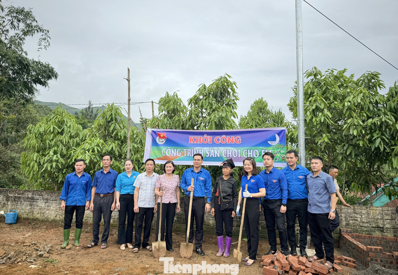 Các đại biểu khởi công công trình sân chơi cho em tại thôn Khe Bành, xã Châu Quế Hạ.