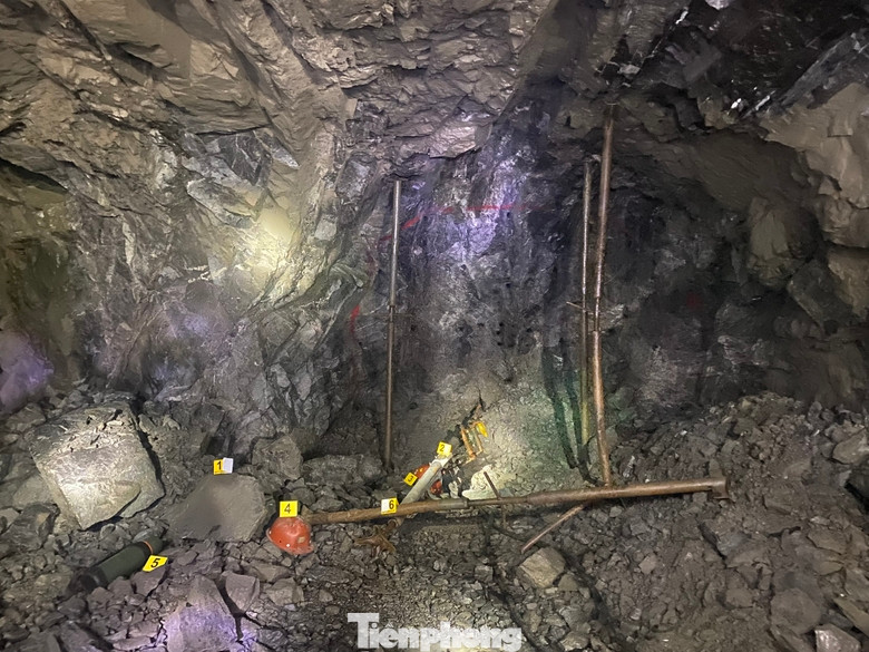 Hiện trường vụ tại nạn đã được cơ quan chức năng phong tỏa để điều tra làm rõ nguyên nhân.