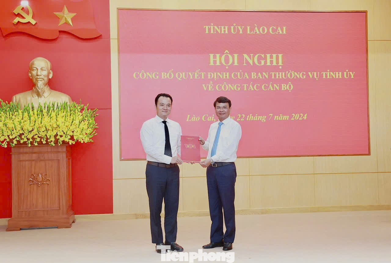 Ông Giàng Quốc Hưng (trái) được điều động, bổ nhiệm làm Trưởng Ban Nội chính Tỉnh ủy Lào Cai. Ông Giàng Quốc Hưng (trái) được điều động, bổ nhiệm làm Trưởng Ban Nội chính Tỉnh ủy Lào Cai.