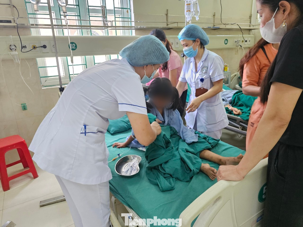 Các bác sĩ thăm khám cho cháu Lò Mai Phương.