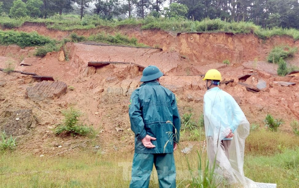 Ông Lê Trọng Khang - Chủ tịch UBND huyện Mù Cang Chải, Trưởng Ban Chỉ huy PCTT-TKCN huyện Mù Cang Chải cho biết, địa phương nhận thức rõ mức độ nguy hiểm và thực hiện nghiêm các nhiệm vụ, giải pháp phòng, chống, ứng phó khẩn cấp với bão số 3; tuyệt đối không chủ quan, lơ là, luôn đề cao cảnh giác, thường xuyên theo dõi, nắm chắc diễn biến tình hình của bão và chủ động thực hiện nghiêm túc, hiệu quả các biện pháp phòng, chống hạn chế thấp nhất thiệt hại có thể xảy ra.