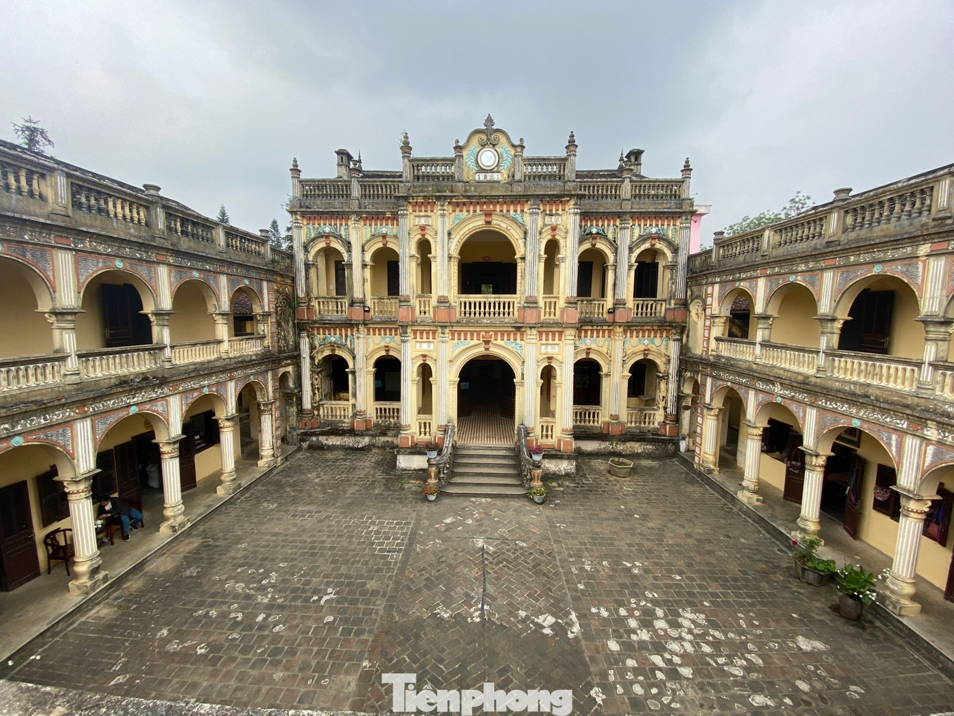 Sau hơn 100 năm, dinh thự đã có dấu hiệu xuống cấp, hư hỏng.