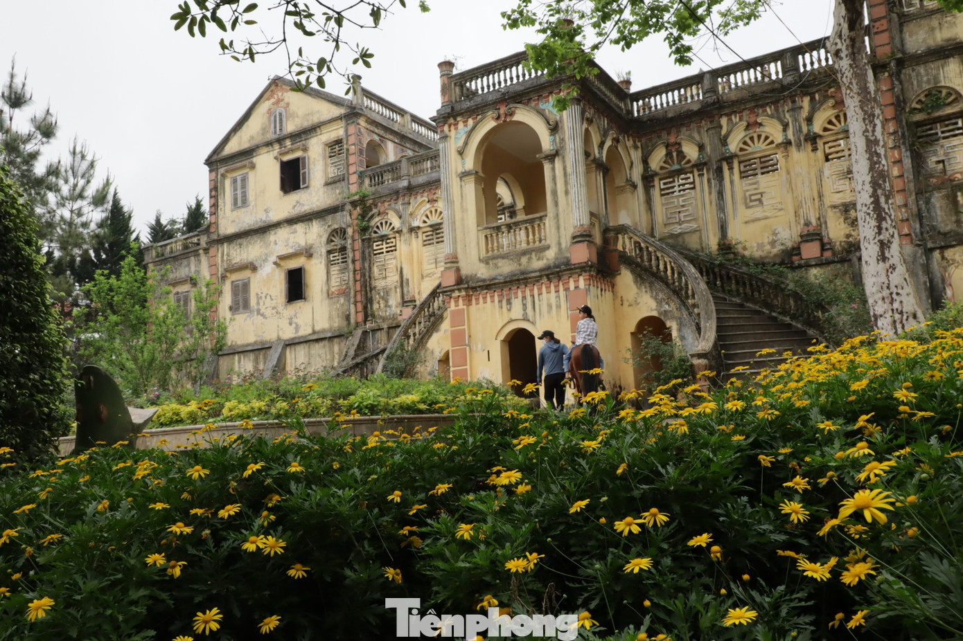 Tuy nhiên, đến nay sau nhiều năm hoạt động, dinh thự Hoàng A Tưởng đang xuống cấp theo thời gian.