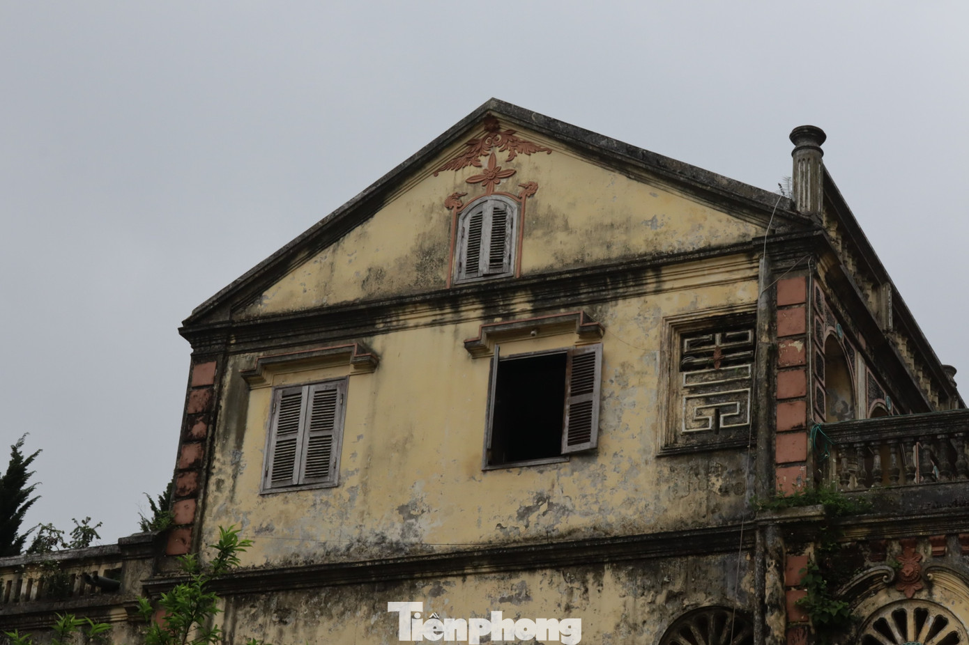 Ngôi nhà có bố cục hình chữ nhật liên hoàn khép kín với tổng số 36 phòng, phía sau có hệ thống đường hầm thoát hiểm.