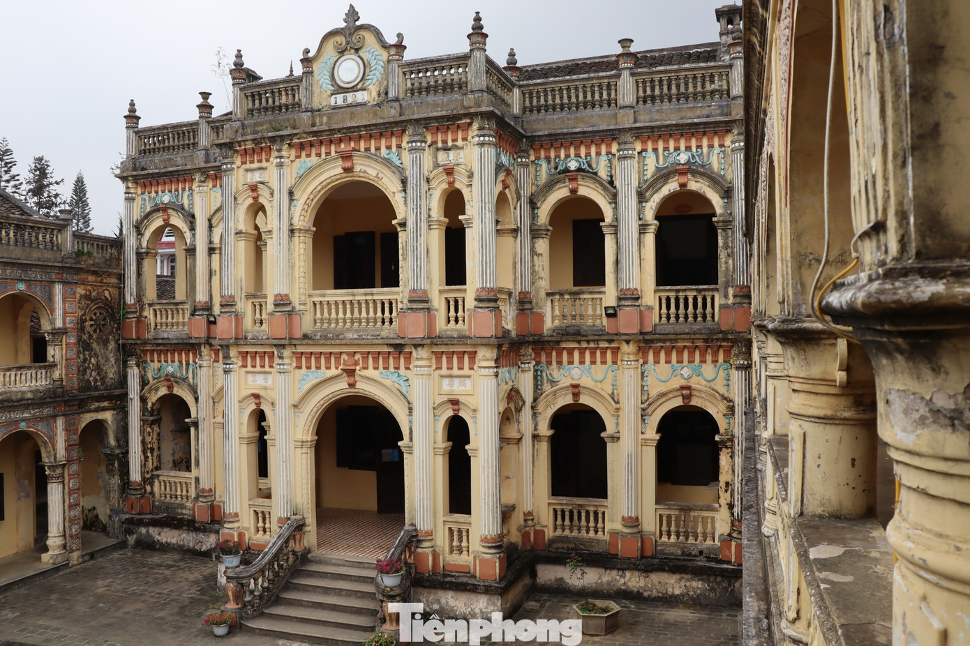 Dinh thự là sự kết hợp nhuần nhuyễn, tinh tế giữa hai lối kiến trúc Á - Âu, thể hiện sự giao thoa văn hóa Đông - Tây rõ nét.