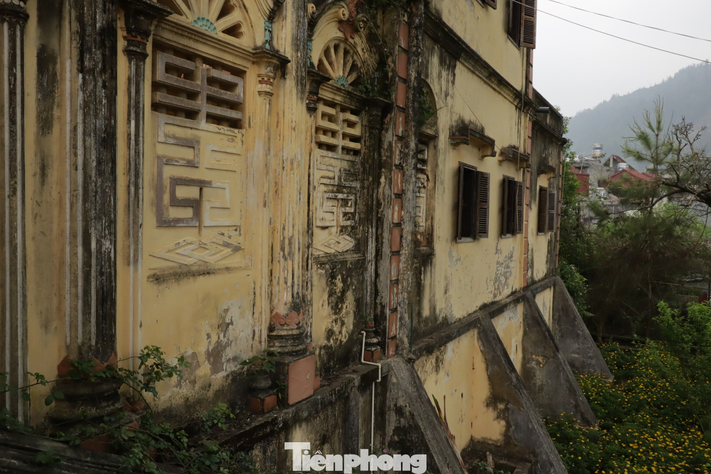 Tổng diện tích toàn khu nhà lên tới 10.000 m2, xung quanh có tường bao trổ nhiều lỗ châu mai, có đường đi trên thành cho lính gác đi tuần.