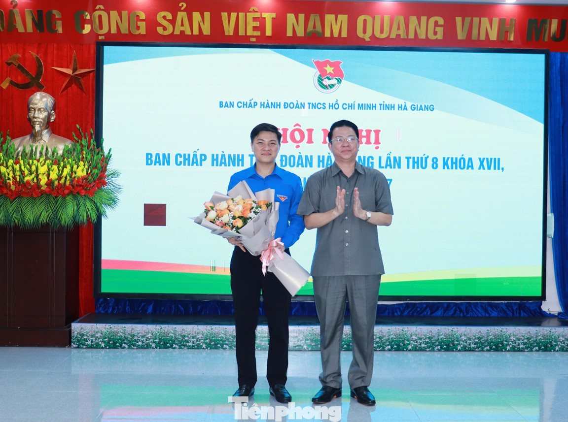 Trưởng Ban Dân vận Tỉnh ủy Trần Mạnh Lợi tặng hoa chúc mừng tân Bí thư Tỉnh Đoàn Nguyễn Hải Dương. Ảnh: Trần Kế Trưởng Ban Dân vận Tỉnh ủy Trần Mạnh Lợi tặng hoa chúc mừng tân Bí thư Tỉnh Đoàn Nguyễn Hải Dương. Ảnh: Trần Kế