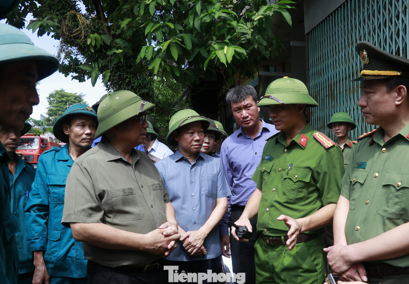 Trong những ngày thành phố Yên Bái ngập sâu trong nước, lực lượng Công an đã không quản ngại khó khăn, vất vả ứng trực 24/24 tại các vị trí. Hiện các đơn vị tăng cường thêm nhân lực, hỗ trợ người dân dọn dẹp bùn đất, đưa bà con về nhà để ổn định cuộc sống.