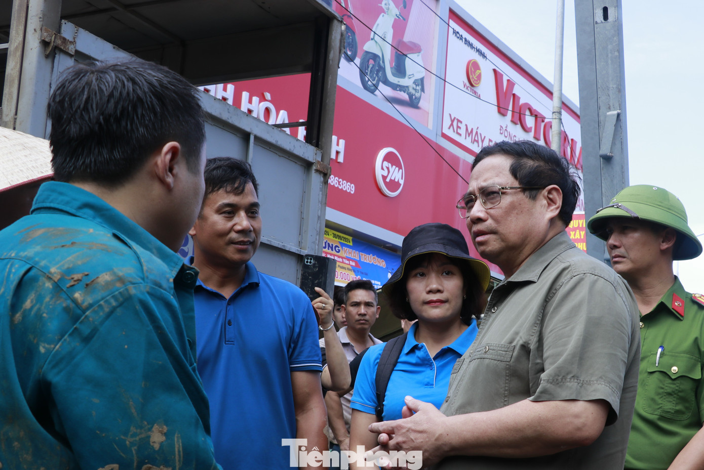 Thủ tướng Chính phủ hỏi thăm, động viên các hộ dân khu vực bị ngập úng, chia sẻ khó khăn với bà con, mong muốn người dân tập trung khắc phục để sớm quay trở lại nhà, ổn định cuộc sống.