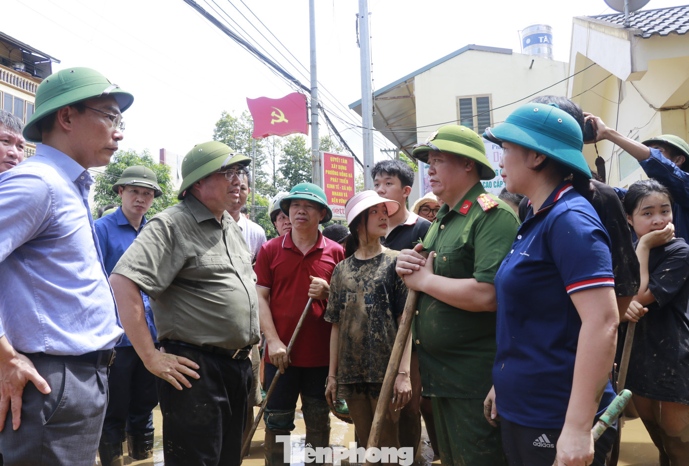 Thủ tướng chính phủ cũng động viên các trường học trên địa bàn phường Hồng Hà, thành phố Yên Bái, hỏi thăm gia đình các giáo viên công tác tại trường học, chia sẻ những khó khăn, Thủ tướng mong muốn các giáo viên sớm khắc phục bùn đất, quay trở lại trường học, đảm bảo chương trình đào tạo cho học sinh.