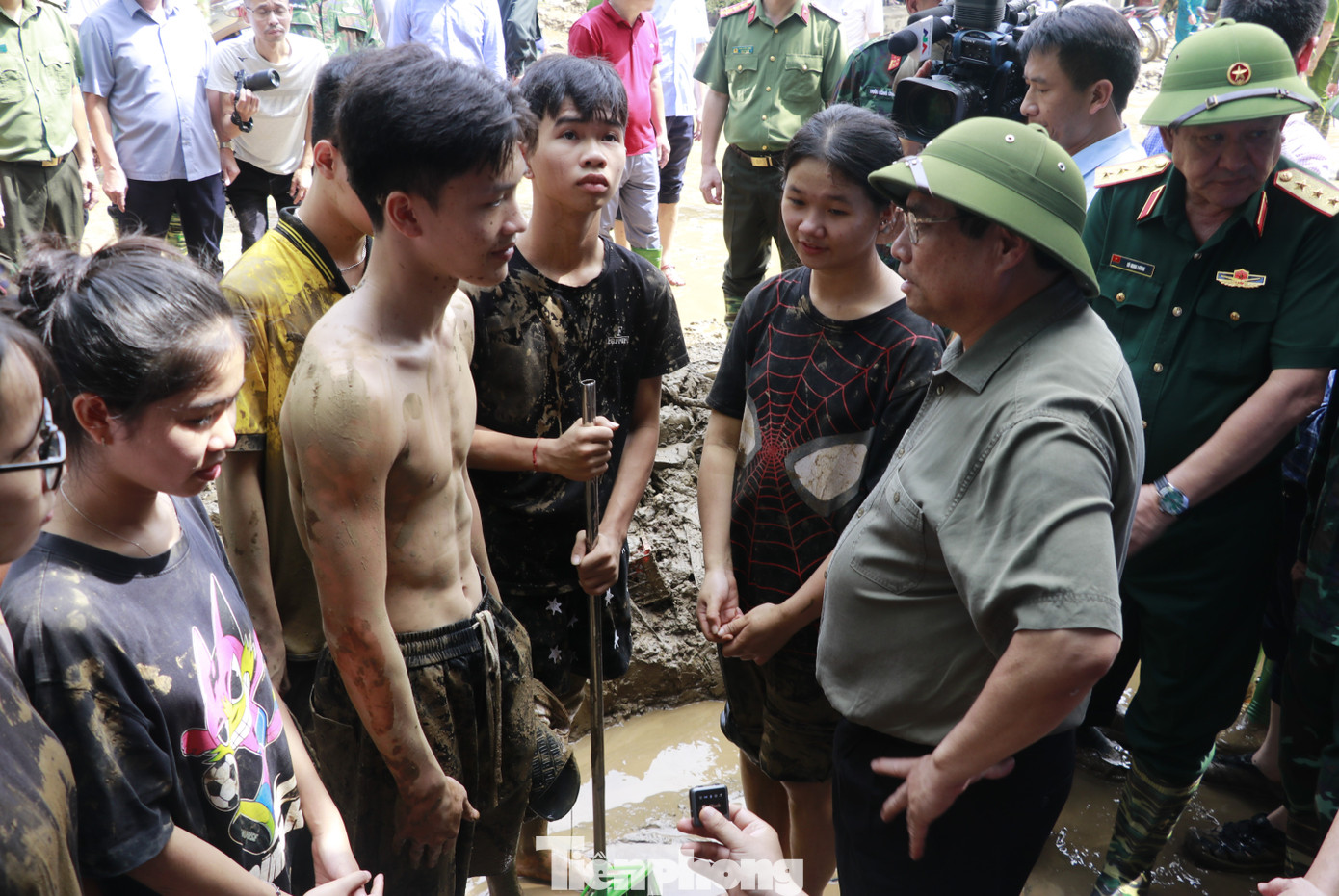 Thủ tướng Chính phủ hỏi thăm, động viên các hộ dân khu vực bị ngập úng, chia sẻ khó khăn với bà con, mong muốn người dân tập trung khắc phục để sớm quay trở lại nhà, ổn định cuộc sống.