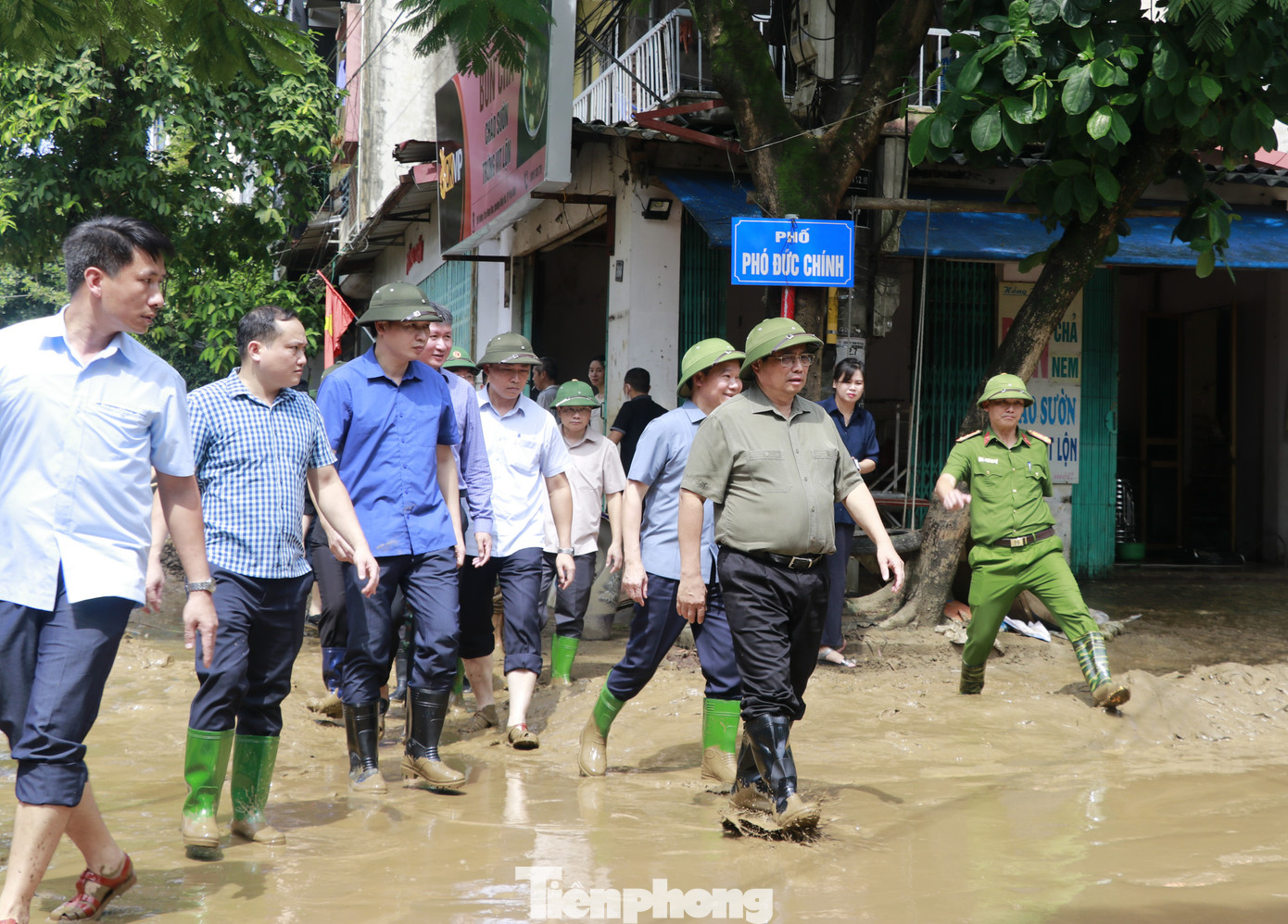 Thủ tướng Phạm Minh Chính tới thị sát công tác khắc phục hậu quả mưa lũ tại phường Hồng Hà, thành Phố Yên Bái, đây là điểm nước ngập kéo dài nhất của tỉnh Yên Bái.