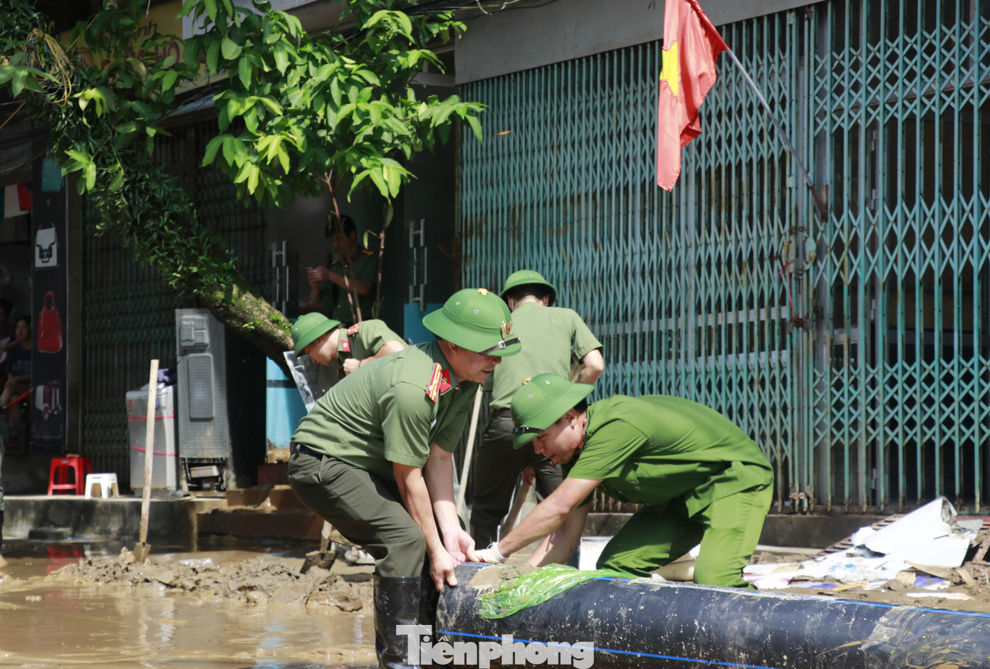 Các lực lượng Quân đội, Công an, thanh niên, phụ nữ, giáo viên... đang huy động tối đa lực lượng dọn dẹp, vệ sinh môi trường.