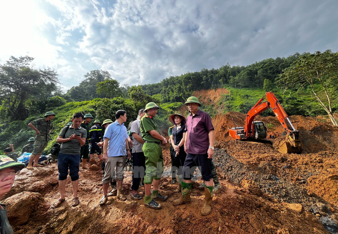 Sau khi xác minh cụ thể và khớp với số liệu của camera hành trình, lực lượng chức năng xác định vụ sạt lở đất chính thức ghi nhận 11 người tử vong và 4 người bị thương.