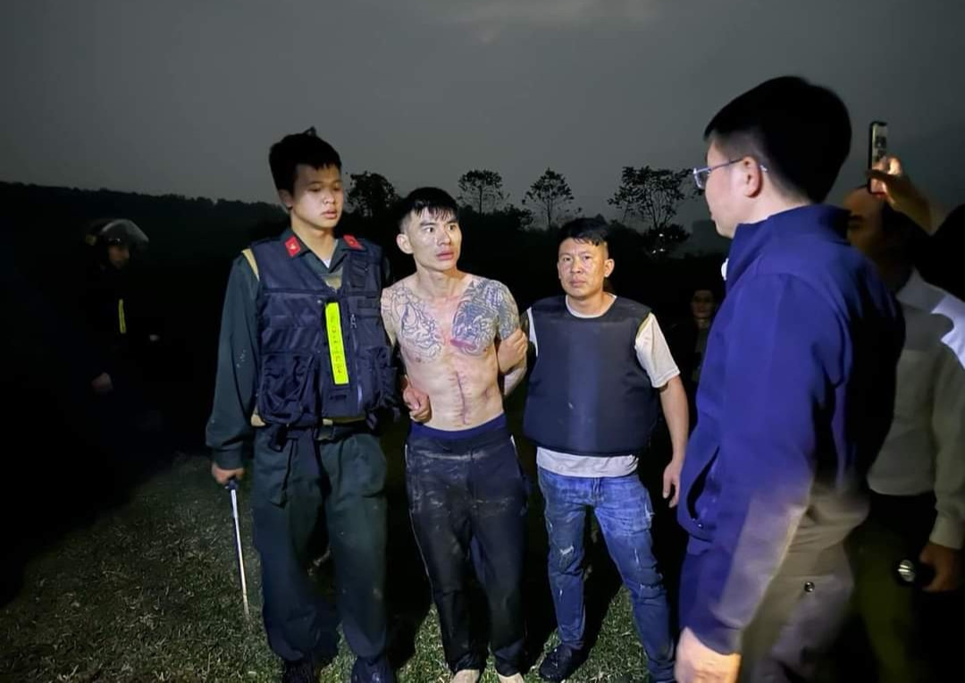 Đối tượng Lý Văn Vũ dùng súng chống trả quyết liệt khi bị lực lượng Công an truy bắt. Ảnh CACC. Đối tượng Lý Văn Vũ dùng súng chống trả quyết liệt khi bị lực lượng Công an truy bắt. Ảnh CACC.