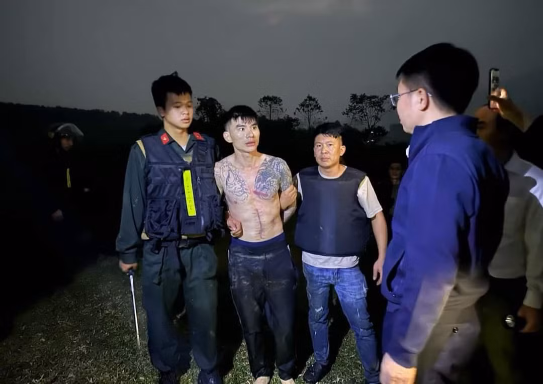 Đối tượng Lý Văn Vũ dùng súng chống trả quyết liệt khi bị lực lượng Công an truy bắt. Ảnh CACC.