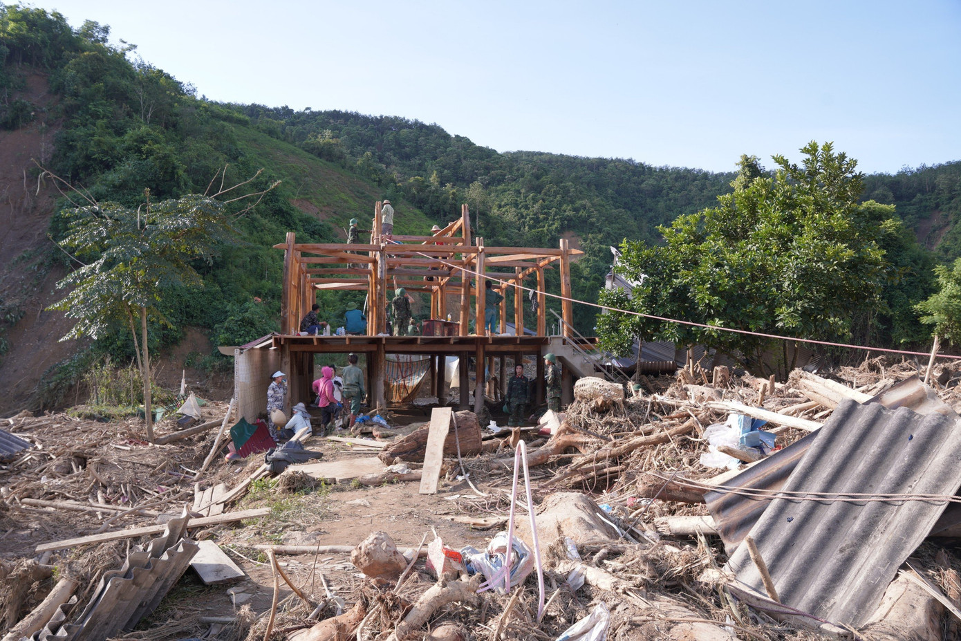 Trao đổi với Tiền Phong, chị Lò Thị Lún (Bí thư chi bộ bản Tin Tốc, xã Mường Pồn, huyện Điện Biên) cho biết, "khoảng 3h sáng 25/7, lũ ập tới bản, chúng tôi hô hoán người dân chạy thoát thân, không mang theo được đồ đạc tài sản gì". Trao đổi với Tiền Phong, chị Lò Thị Lún (Bí thư chi bộ bản Tin Tốc, xã Mường Pồn, huyện Điện Biên) cho biết, "khoảng 3h sáng 25/7, lũ ập tới bản, chúng tôi hô hoán người dân chạy thoát thân, không mang theo được đồ đạc tài sản gì".