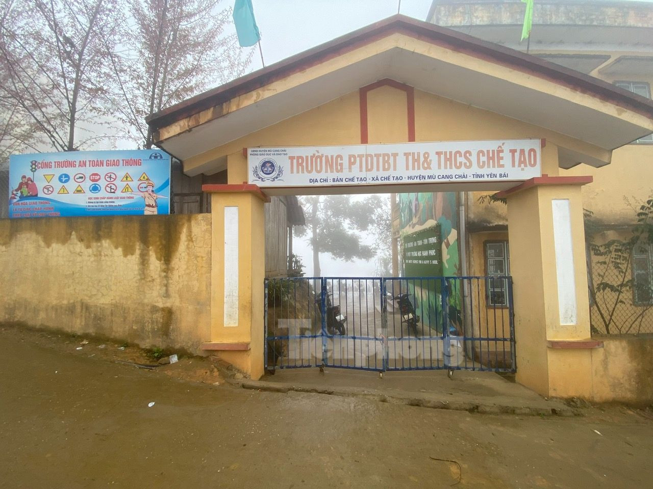 Nằm cách xa trung tâm huyện Mù Cang Chải gần 60 km, xã Chế Tạo là xã đặc biệt khó khăn của huyện. Những ngày qua, nhiệt độ xuống thấp, hơn 500 học sinh khối trường Mầm non và Tiểu học trên địa bàn được cho nghỉ để tránh rét.