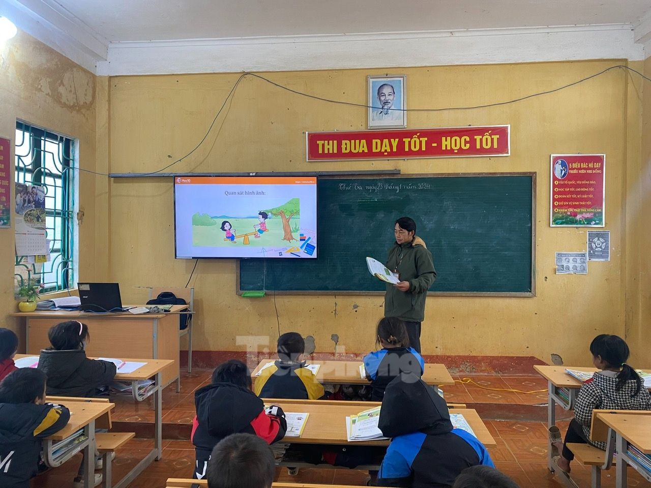 Đối với khối học sinh cấp 2, các em vẫn học theo chương trình. Tuy nhiên, các phòng học được đảm bảo đủ ấm, các cửa sổ, cửa chính được đóng kín để giữ ấm trong giờ học.