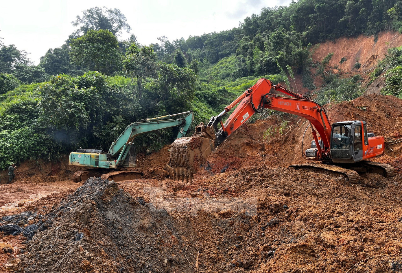 Đồng thời, Chủ tịch UBND tỉnh Hà Giang đề nghị các ngành, địa phương nâng cao cảnh giác, thường xuyên ứng trực, theo dõi thời tiết, khí hậu, có cảnh báo tại các nơi có nguy cơ sạt lở; tổ chức huy động lực lượng sẵn sàng ứng phó kịp thời.