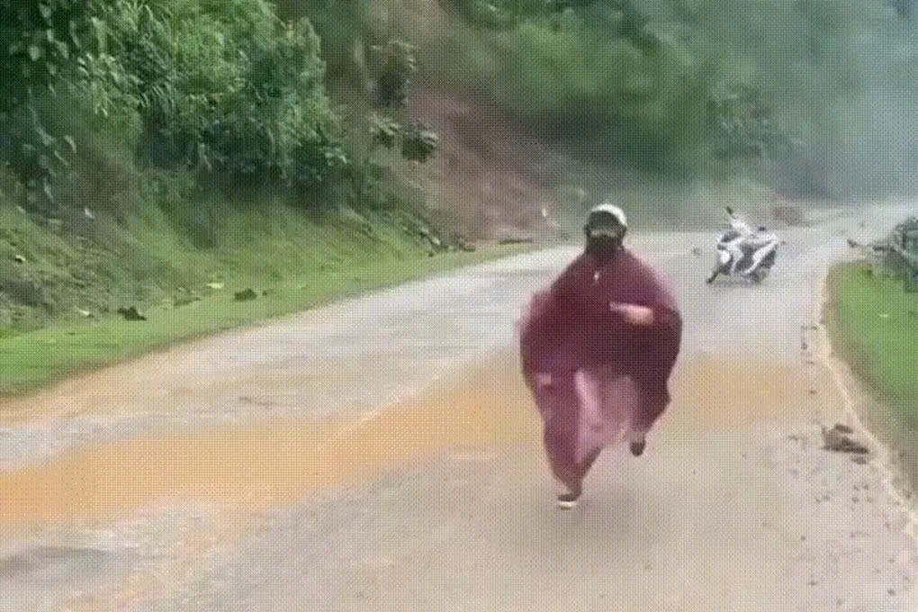 Cô gái bỏ xe tháo chạy khỏi điểm sạt lở.