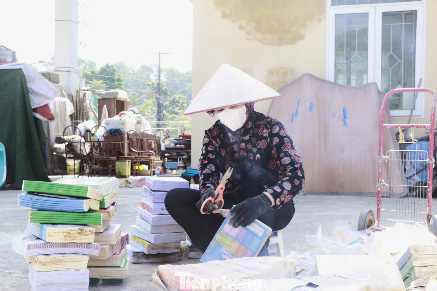 Gia đình đi vay mượn khắp nơi, thế chấp ngân hàng lấy tiền thuê máy móc về san gạt đất sau đồi, chỉ mong sao xong sớm để về sửa chữa nhà, bà Quỳnh cho biết thêm.