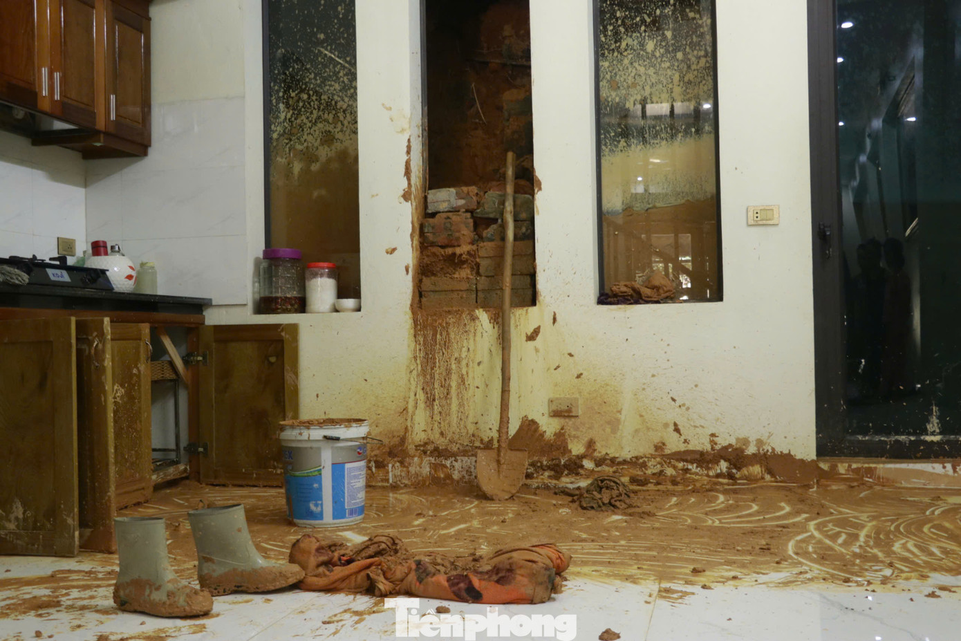 Bà Hoàng Thị Quỳnh (ở tổ 5, phường Yên Ninh) tâm sự, mưa lũ ngập hư hỏng hết đồ, giờ sạt lở bủa vây, mọi thứ đều bị vùi lấp. Cả nhà phải đi ở nhờ, ngủ tạm trên ghế, nấu nướng ăn uống tại chỗ, mọi thứ đều tạm bợ.