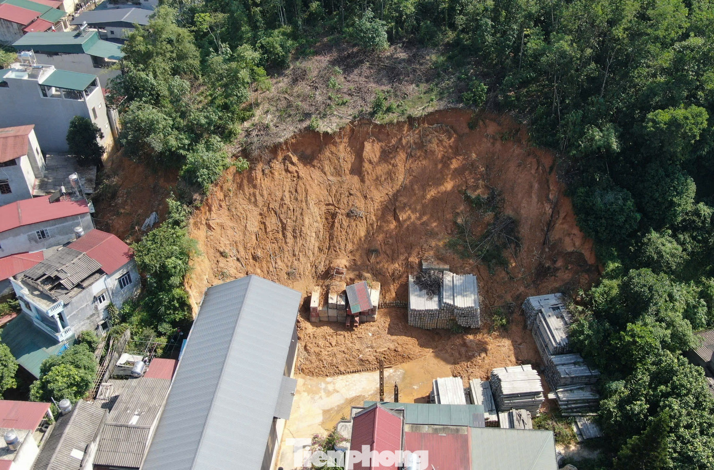Tại đường Cao Thắng, khu vực tổ 5, phường Yên Ninh, những taluy cao đang nứt gãy, sạt lở đe dọa cuộc sống các hộ dân sinh sống dọc 2 bên đường. Đã 1 tháng nay, hơn 30 hộ phải đi tránh trú nhiều nơi chờ san gạt, xử lý xong những điểm nguy cơ sạt lở để được về nhà.