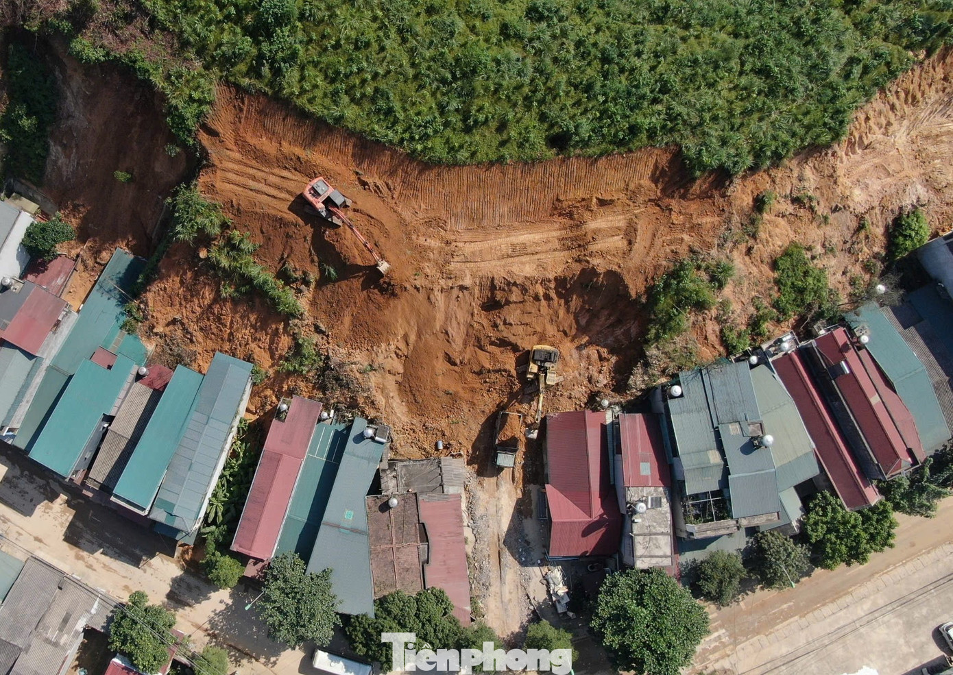 Tại đường Cao Thắng, khu vực tổ 5, phường Yên Ninh, những taluy cao đang nứt gãy, sạt lở đe dọa cuộc sống các hộ dân sinh sống dọc 2 bên đường. Đã 1 tháng nay, hơn 30 hộ phải đi tránh trú nhiều nơi chờ san gạt, xử lý xong những điểm nguy cơ sạt lở để được về nhà.