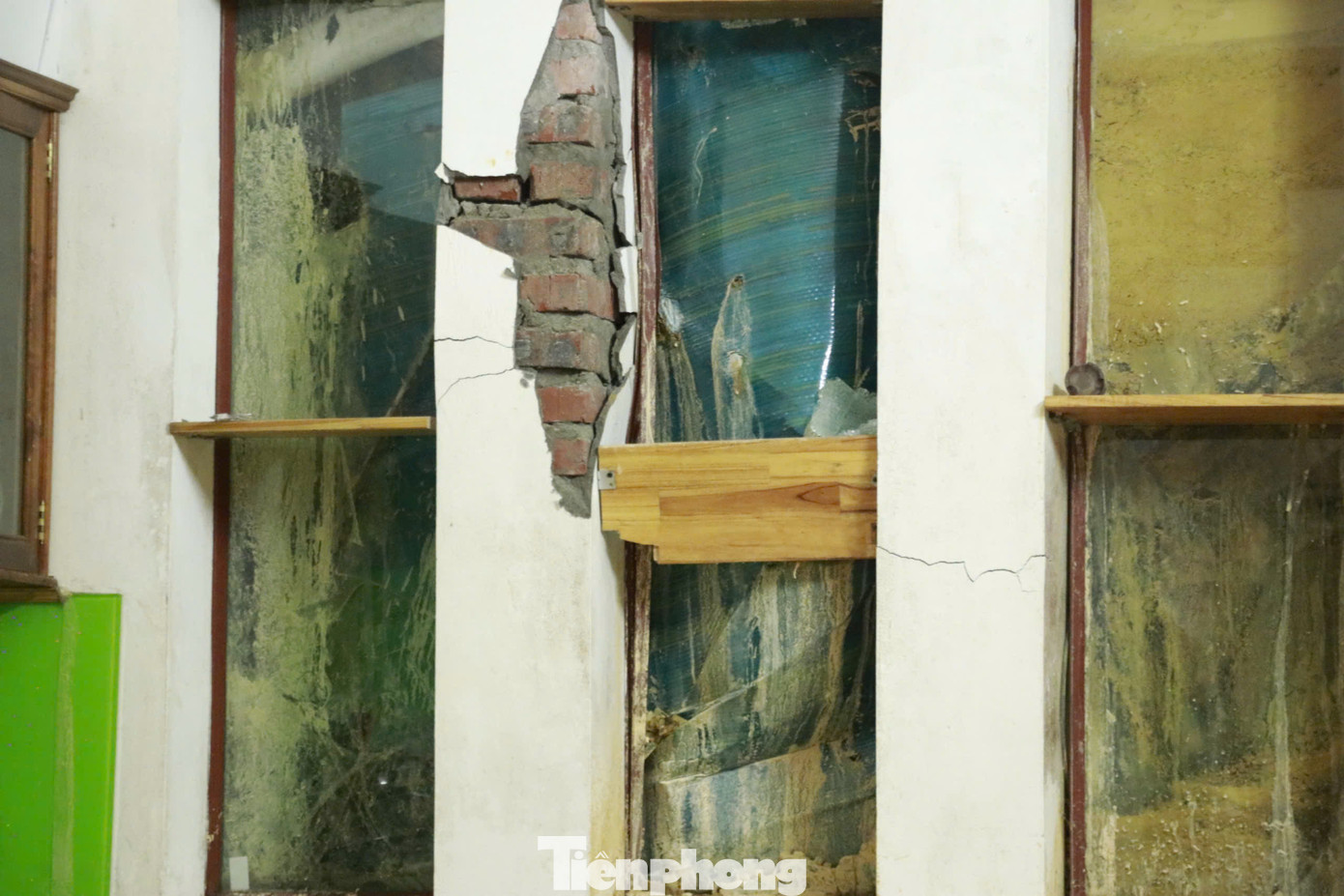 Bà Hoàng Thị Quỳnh (ở tổ 5, phường Yên Ninh) tâm sự, mưa lũ ngập hư hỏng hết đồ, giờ sạt lở bủa vây, mọi thứ đều bị vùi lấp. Cả nhà phải đi ở nhờ, ngủ tạm trên ghế, nấu nướng ăn uống tại chỗ, mọi thứ đều tạm bợ.