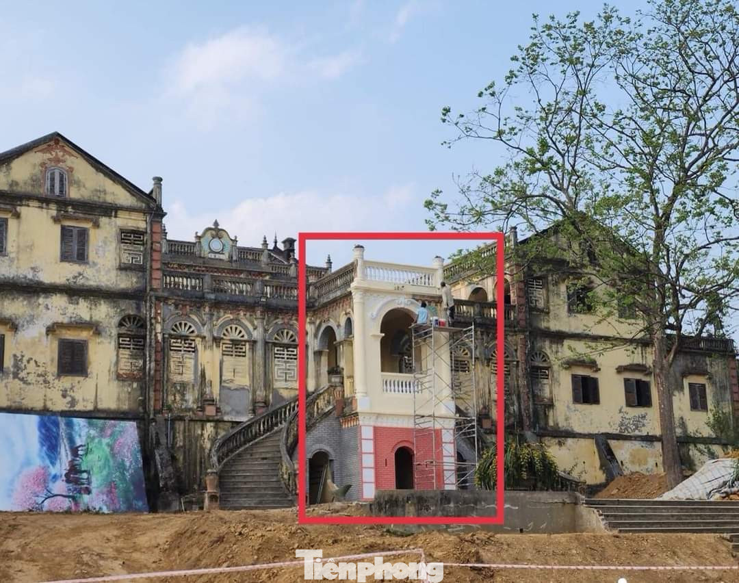 Hình ảnh dinh thự đang được sơn sửa vấp phải nhiều ý kiến trái chiều từ dư luận.