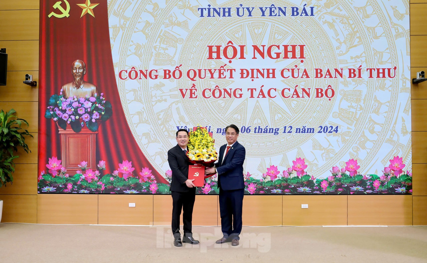 Ông Phan Thăng An - Phó Trưởng Ban Tổ chức Trung ương trao Quyết định và tặng hoa chúc mừng tân Phó Bí thư Tỉnh ủy Yên Bái Nguyễn Tuấn Anh. Ông Phan Thăng An - Phó Trưởng Ban Tổ chức Trung ương trao Quyết định và tặng hoa chúc mừng tân Phó Bí thư Tỉnh ủy Yên Bái Nguyễn Tuấn Anh.