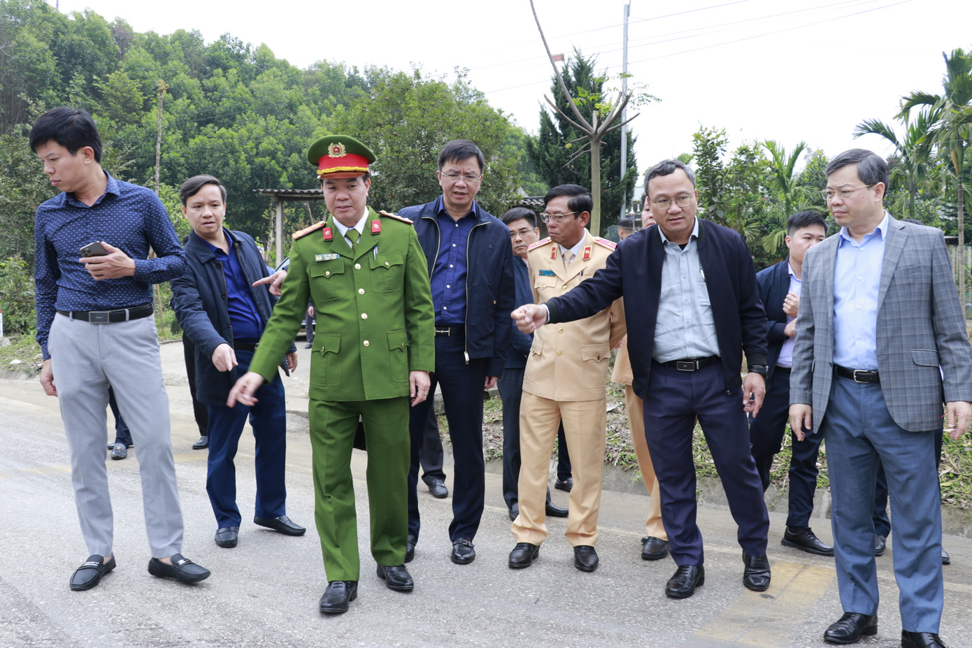 Các lực lượng chức năng đến hiện trường kiểm tra. Các lực lượng chức năng đến hiện trường kiểm tra.