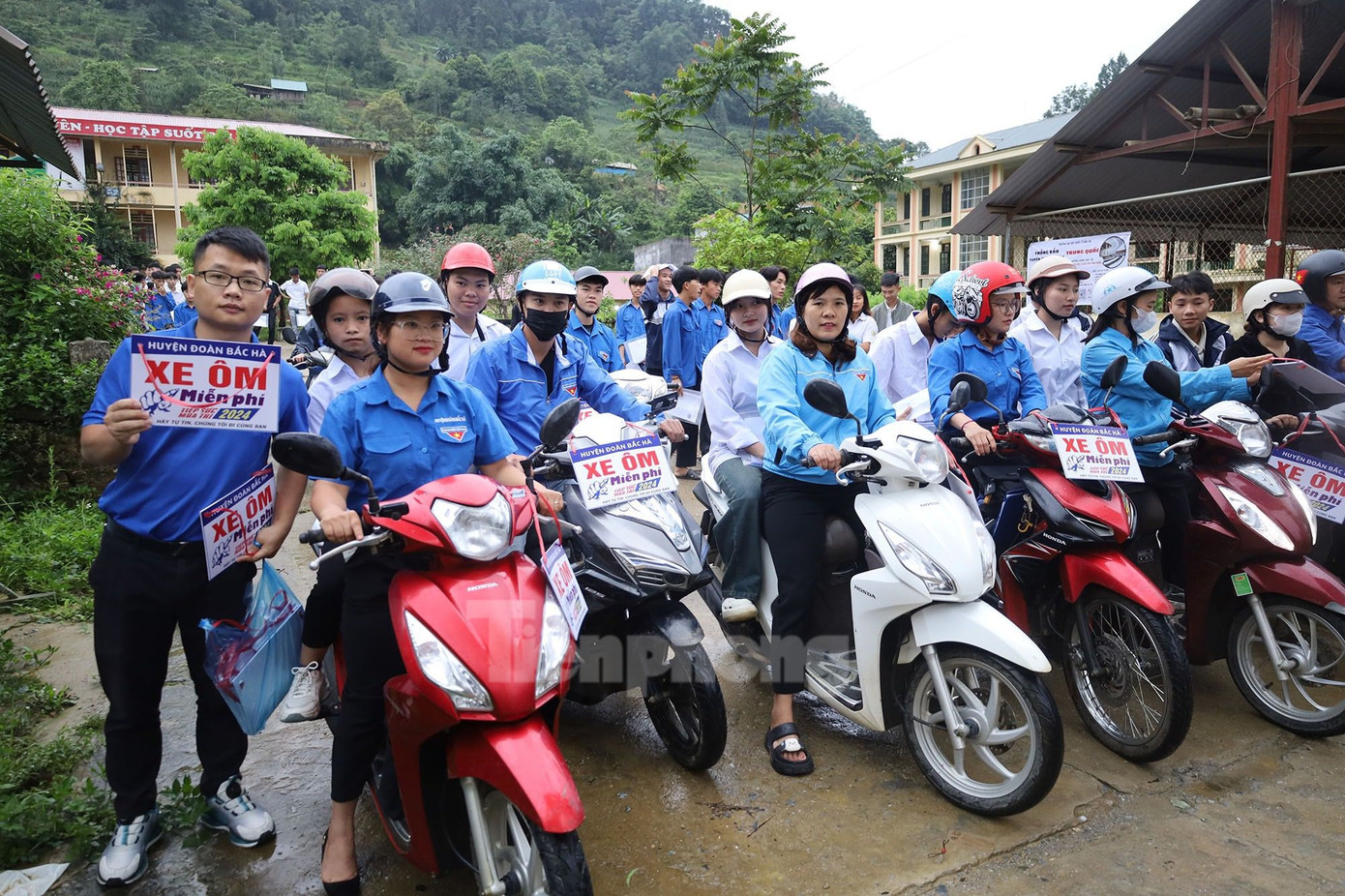 Đoàn huyện Bắc Hà, tỉnh Lào Cai thành lập đội xe ôm tình nguyện đưa đón các học sinh đến các điểm thi. Đoàn huyện Bắc Hà, tỉnh Lào Cai thành lập đội xe ôm tình nguyện đưa đón các học sinh đến các điểm thi.