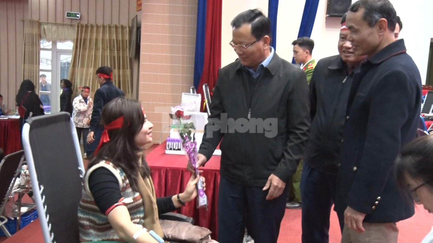 Những người tham gia chương trình Chủ Nhật Đỏ - Hiến máu cứu người gồm đông đảo đoàn viên, thanh niên cùng bà con nhân dân trên địa bàn.