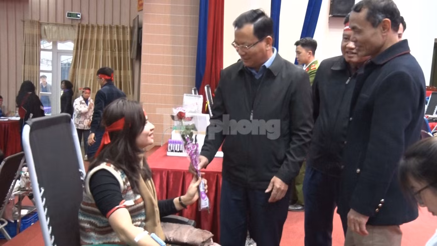 Những người tham gia chương trình Chủ Nhật Đỏ - Hiến máu cứu người gồm đông đảo đoàn viên, thanh niên cùng bà con nhân dân trên địa bàn.