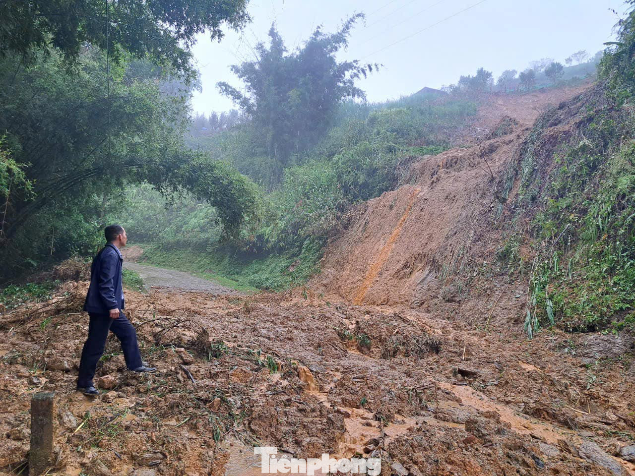 Khu vực tổ 4, phường Sa Pả cũng sạt trượt cung dài khiến giao thông bị ách tắc.