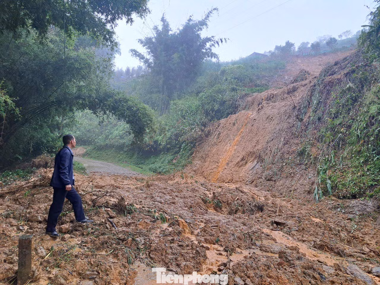 Khu vực tổ 4, phường Sa Pả cũng sạt trượt cung dài khiến giao thông bị ách tắc.