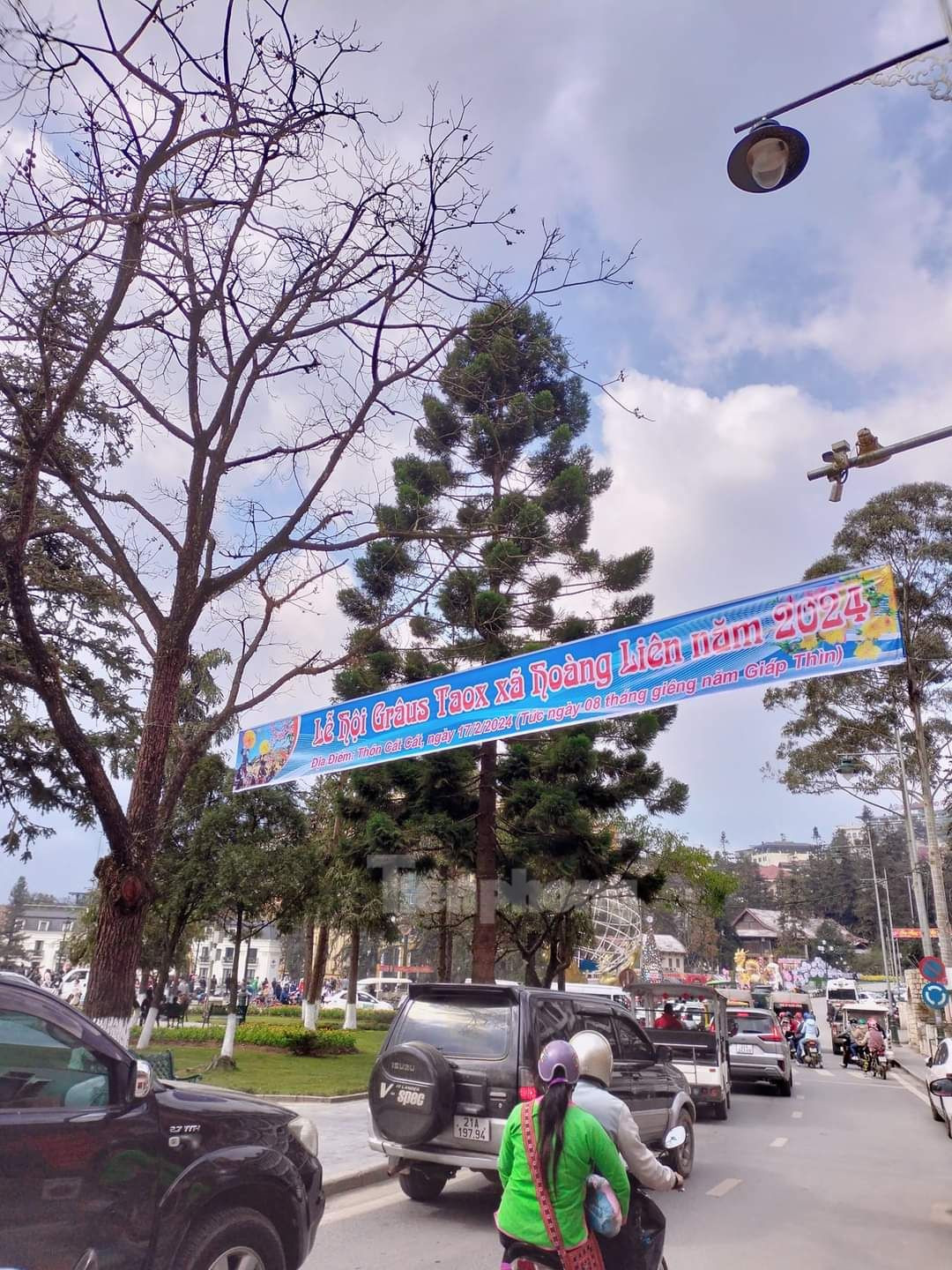 Dịp này, tại Sa Pa diễn ra “Lễ hội Khèn hoa – Ngày hội các dân tộc” và hội xuân “Mở cổng trời Fansipan” với nhiều hoạt động, các trò chơi truyền thống của các dân tộc trên địa bàn.