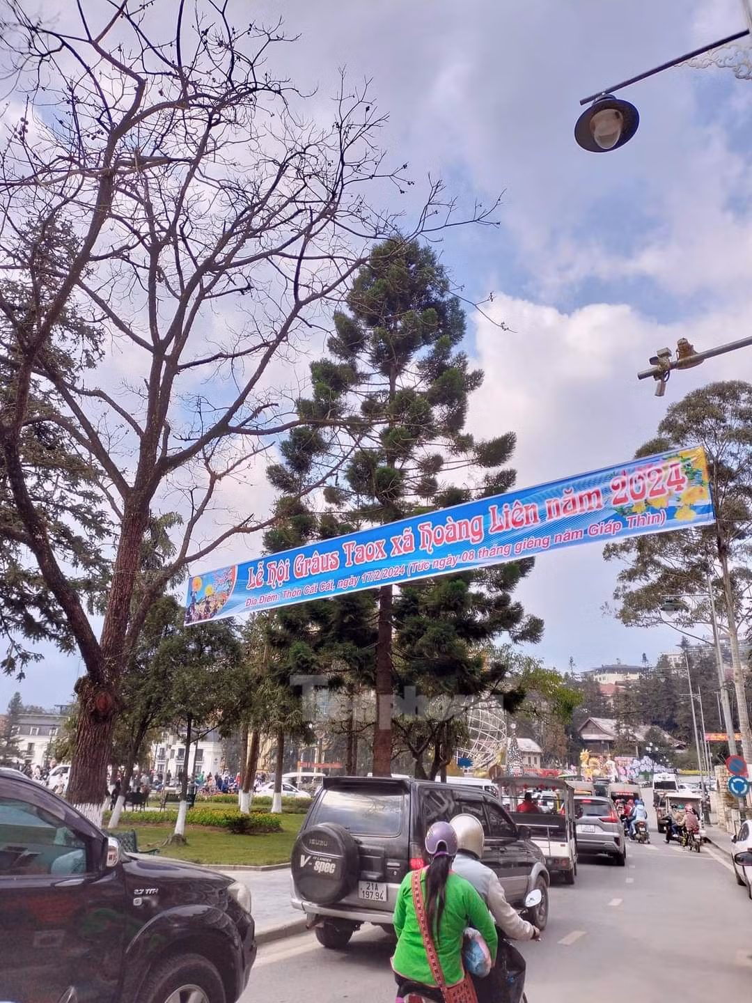 Dịp này, tại Sa Pa diễn ra “Lễ hội Khèn hoa – Ngày hội các dân tộc” và hội xuân “Mở cổng trời Fansipan” với nhiều hoạt động, các trò chơi truyền thống của các dân tộc trên địa bàn.