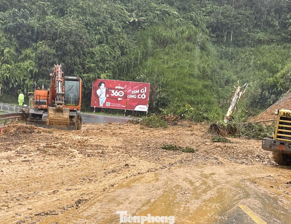 Hiện UBND thị xã Sa Pa đang tiếp tục đi kiểm tra các khu vực bị sạt lở; chỉ đạo các đơn vị, địa phương tiếp tục rà soát các khu vực, hộ dân bị ảnh hưởng do mưa bão; tập trung huy động tối đa lực lượng, trang thiết bị máy móc khắc phục hậu quả thiên tai, hỗ trợ nhân ổn định đời sống.