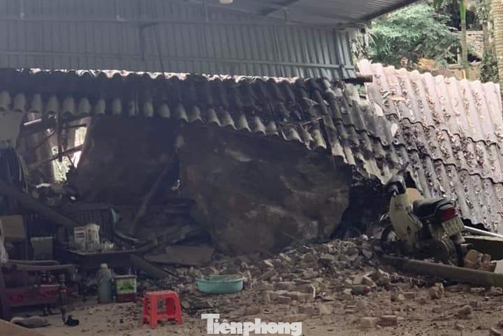 Tại thôn Om Làng, núi đá đã sạt lở và khiến 1 gia đình phải di dời khẩn cấp đến an toàn. Tại thôn Om Làng, núi đá đã sạt lở và khiến 1 gia đình phải di dời khẩn cấp đến an toàn.