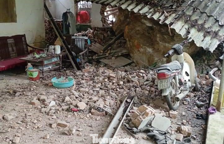 Hiện trường để lại là hàng chục tảng đá lớn nằm la liệt, nhiều tảng đá còn mắc lưng chừng núi, có nguy cơ tiếp tục sạt lở. Hiện trường để lại là hàng chục tảng đá lớn nằm la liệt, nhiều tảng đá còn mắc lưng chừng núi, có nguy cơ tiếp tục sạt lở.