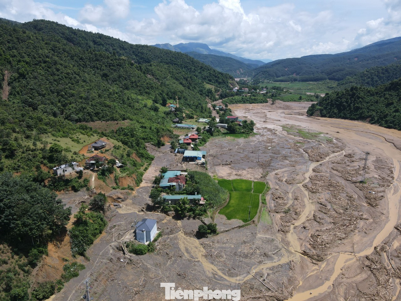 Trước đó, trận lũ quét xảy ra vào đêm 24 rạng sáng 25/7 tại xã Mường Pồn, huyện Điện Biên đã khiến 2 người chết, 5 người mất tích, 4 người bị thương. Hàng chục hecta ruộng vườn bị vùi lấp, Quốc lộ 12 đoạn qua địa phận xã bị tê liệt hoàn toàn, thiệt hại ước tính hơn 30 tỷ đồng.