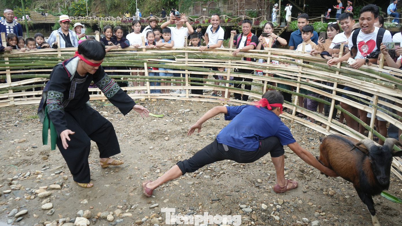 Ngoài ra, người dân và du khách khi đến đây có thể trực tiếp tham gia các trò chơi dân gian như leo cột mỡ, kéo co, đi cà kheo, bịt mắt bắt dê...; trải nghiệm giã bánh dày, nấu rượu ngô, dệt vải, vẽ sáp ong…