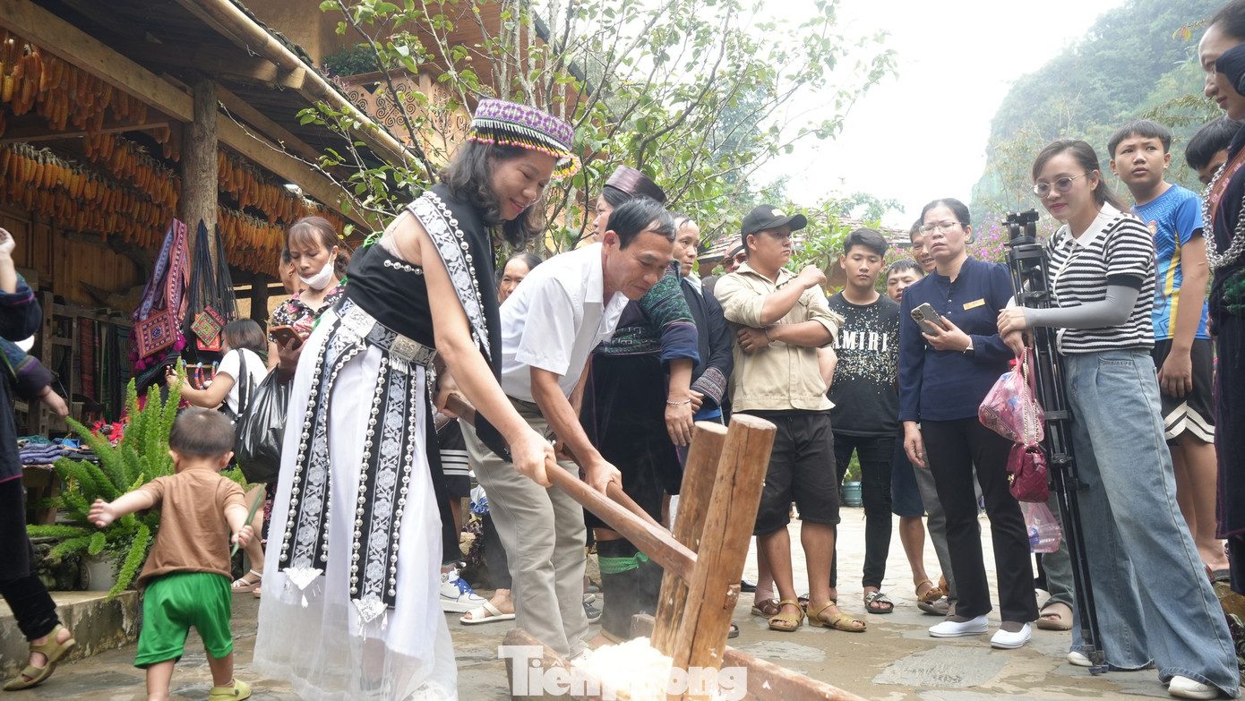 Trước đó, thị xã Sa Pa đã tổ chức khai mạc Lễ hội mùa thu Sa Pa năm 2024 với chủ đề “Sa Pa - mùa vàng” và đón nhận Bằng di tích danh thắng cấp tỉnh đối với Thác Bạc và đỉnh núi Fansipan.