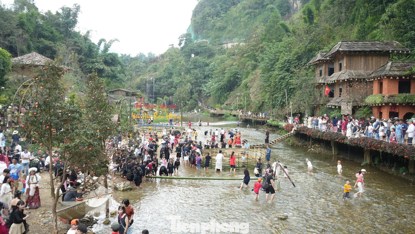 Ngày hội diễn ra với hai phần chính là phần lễ và phần hội. Tại mỗi phần nhân dân và du khách được theo dõi các hoạt động văn hoá, văn nghệ mang đậm bản sắc của dân tộc Mông; nghi lễ tái hiện Lễ cúng cơm mới…