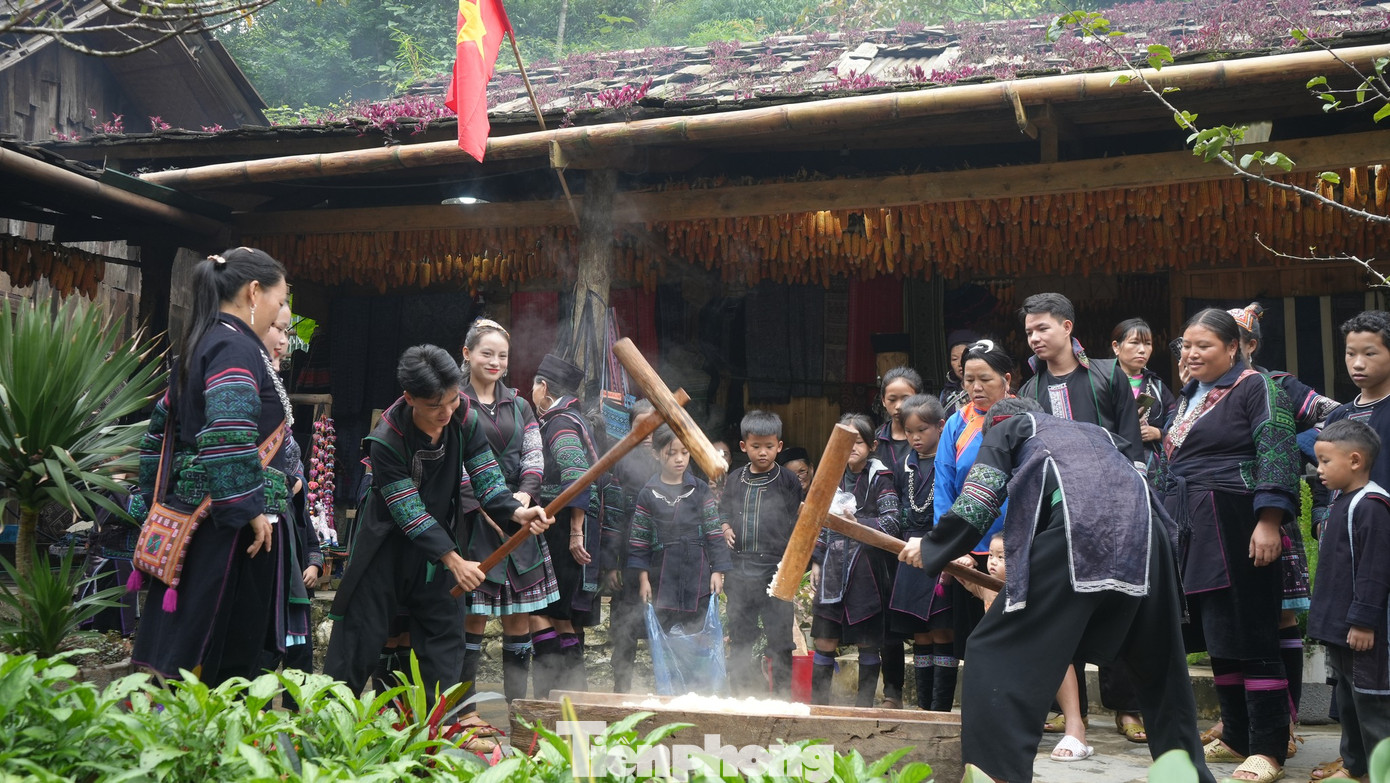 Nằm trong khuôn khổ Lễ hội mùa thu Sa Pa năm 2024, ngày 1/9, tại Khu du lịch Cát Cát, thị xã Sa Pa đã diễn ra Ngày hội văn hóa bản Mông với nhiều hoạt động đặc sắc, đậm đà bản sắc dân tộc.