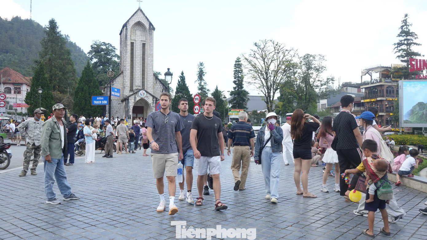 Theo ghi nhận, trong 2 ngày 31/8 và 1/9, lượng khách du lịch đến Sa Pa tăng mạnh, nhiều tuyến đường trung tâm thị xã chật kín xe cộ và du khách.