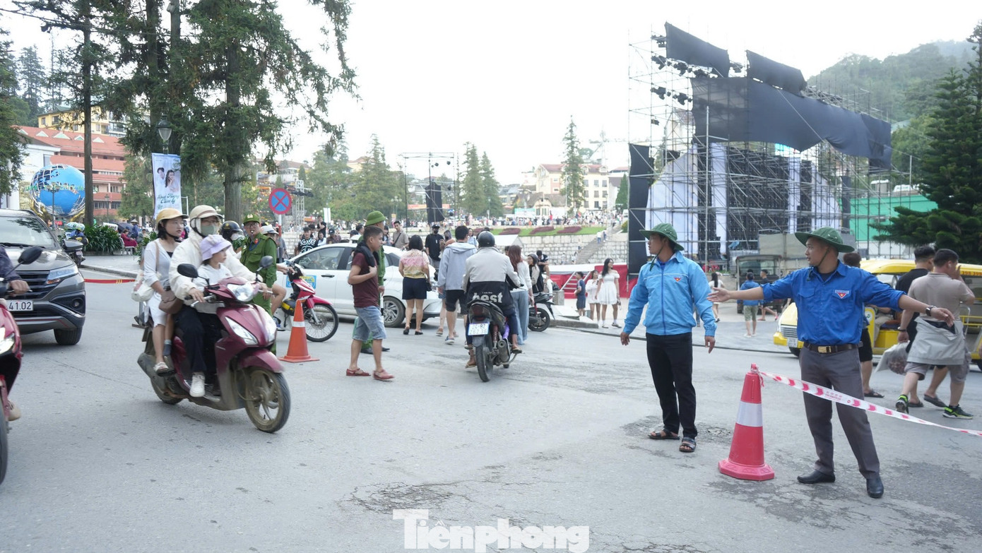 Bên cạnh đó, Thị đoàn Sa Pa cũng huy động hơn 60 đoàn viên thanh niên hỗ trợ lực lượng Công an thị xã để phân luồng, đảm bảo trật tự, an toàn giao thông.